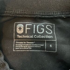 FIGS Technical Collection Black men’s scrub top